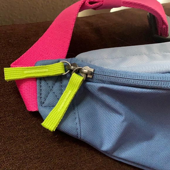 New Nike fenny bag front zipper and back zip pocket inside new with tag - Picture 4 of 7